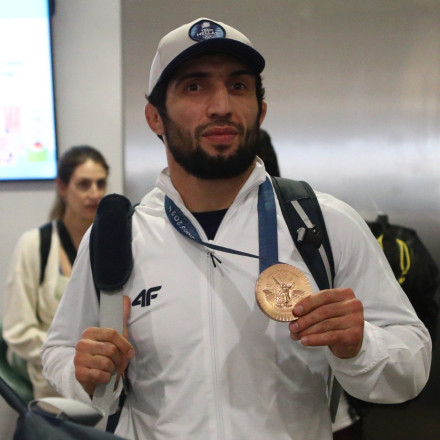 Ο Κουρουγκλίεφ μαθαίνει ελληνικά και μας προσκαλεί στην εκδήλωση για τους Ολυμπιονίκες [vid]