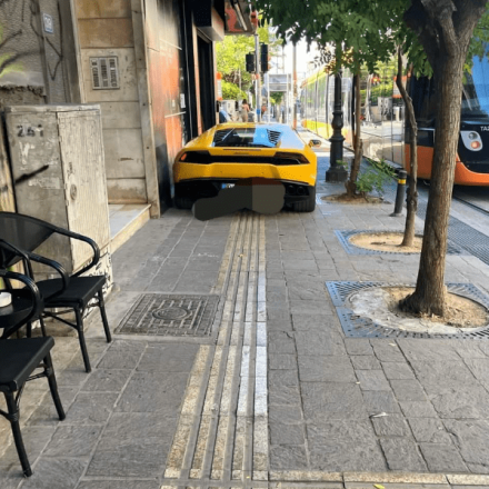 «Βραβείο» ασυνειδησίας: Πάρκαρε πανάκριβη Lamborghini πάνω σε πεζοδρόμιο και διάδρομο τυφλών!