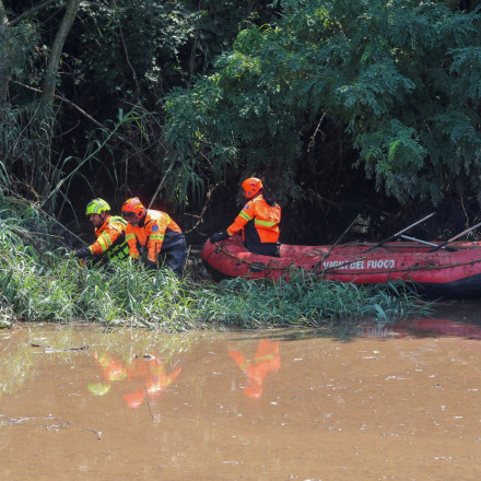 Σε επιφυλακή η περιφέρεια της Νάπολης λόγω της κακοκαιρίας – Υπερχείλισε ποταμός στην Εμίλια Ρομάνια