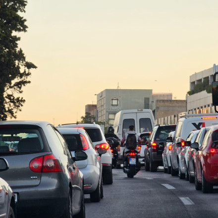 Κίνηση: Καραμπόλα τριών οχημάτων στην Αττική Οδό - Μεγάλες καθυστερήσεις, «έμφραγμα» στον Κηφισό