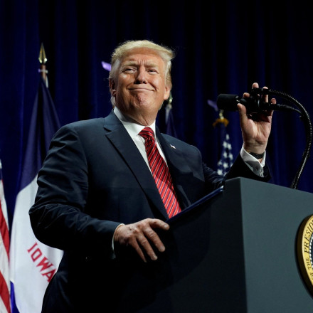 Τραμπ: Μετά τα παπούτσια, πουλάει χρυσά ρολόγια με το όνομά του - «Είναι υπέροχο δώρο Χριστουγέννων»