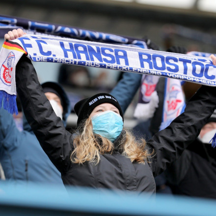 Οπαδοί ομάδας της 3ης κατηγορίας στην Γερμανία έκαναν... τη νύχτα μέρα από καπνογόνα [vid]