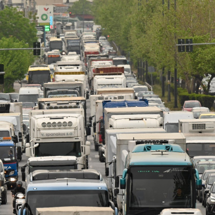 Κίνηση: Στο «κόκκινο» ο Κηφισός - Σύγκρουση φορτηγών στην Αττική Οδό