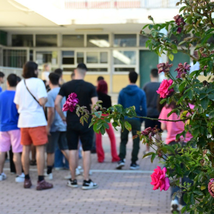 «Kάνω τον σταυρό μου μην εντοπίσω μαθητή με κινητό» - Κραυγή αγωνίας εκπαιδευτικών για τις αποβολές