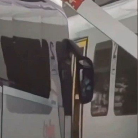 Συγκλονιστικό βίντεο: Αποφεύχθηκε στο «παρά πέντε» σύγκρουση συρμού με τουριστικό λεωφορείο