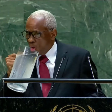 Επικό απρόοπτο του προέδρου της Αϊτής στον ΟΗΕ: Ήπιε νερό από την κανάτα