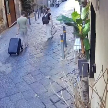 Βίντεο ντοκουμέντο: Η στιγμή που άγαλμα πέφτει στο κεφάλι της 30χρονης Κιάρα που περπατούσε σε σοκάκι