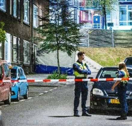 Επίθεση με μαχαίρι στην Ολλανδία: Ένας νεκρός κι ένας τραυματίας - Ο δράστης φώναζε «Αλλάχου Άκμπαρ» Επίθεση με μαχαίρι στην Ολλανδία: Ένας νεκρός κι ένας τραυματίας - Ο δράστης φώναζε «Αλλάχου Άκμπαρ»