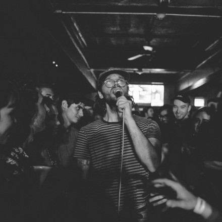 Σοκ για θαμώνες καραόκε μπαρ η ινκόγκνιτο εμφάνιση πασίγνωστου τραγουδιστή