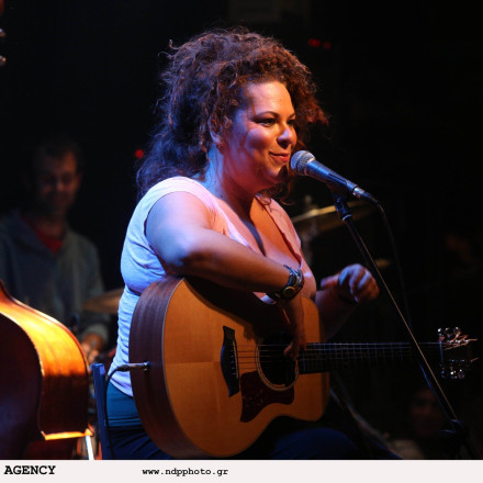 Ματούλα Ζαμάνη: Έβγαλε την μπλούζα και έμεινε με το σουτιέν σε συναυλία - «Ronaldo θέλω τη φανέλα σου»