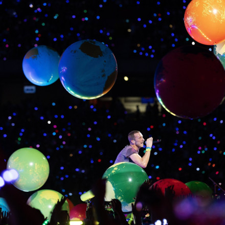 O Κρις Μάρτιν και οι Coldplay κάνουν πολιτική, χωρίς να κάνουν πολιτική