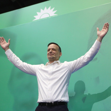 Στο πνεύμα των γιορτών, ένα κόμμα social media, το άνοιγμα στο Κατάρ