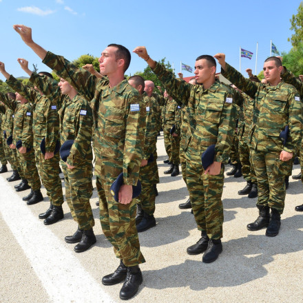 Επιστράτευση στην Ελλάδα: Εθνικό καθήκον ή προσωπική ασφάλεια; Τι λένε οι πολίτες