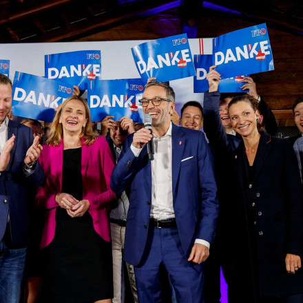 «Σεισμός» στην Αυστρία: «Συντριπτική νίκη» της Ακροδεξιάς - Ο ηγέτης της και η σχέση με Νεοναζί