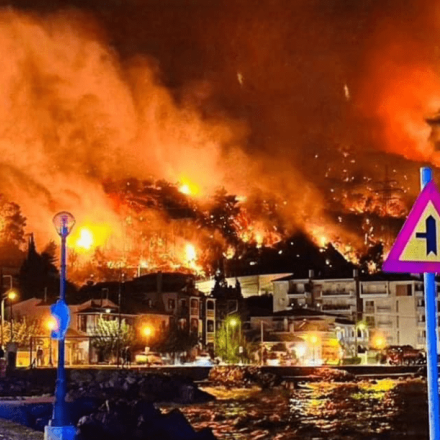 Φωτιά στην Κορινθία: Απόκοσμη εικόνα από τη Λυγιά - Η πύρινη λαίλαπα «κατατρώει» τα πάντα
