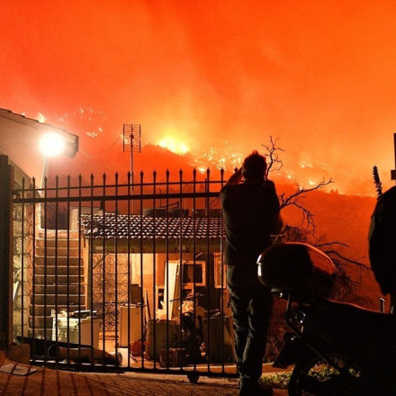 Μαίνεται η φωτιά στην Κορινθία – «Πολύ δύσκολη η κατάσταση» - Μπαράζ μηνυμάτων από το 112