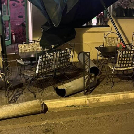 Θεσσαλονίκη: Οι ισχυροί άνεμοι έριξαν φουγάρο σε τραπεζοκαθίσματα