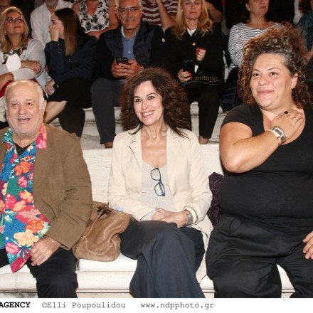 Σε άγρια κόντρα η showbiz για τη Ζαμάνη που έβγαλε την μπλούζα στη συναυλία και έμεινε με το σουτιέν