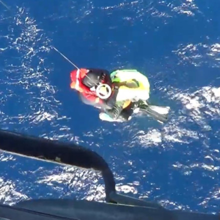 Ελικόπτερο Super Puma διασώζει 8 ναυαγούς από ιστιοφόρο στη νήσο Λέβιθα - Εντυπωσιακό βίντεο