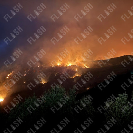 Φωτιά στο Ξυλόκαστρο: Δεύτερη δύσκολη νύχτα - Κάηκαν σπίτια, «πύρινες γλώσσες» μέχρι την εθνική οδό