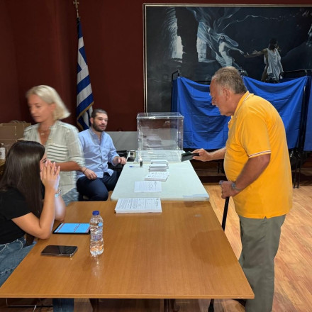 Ο κυρ Βασίλης ψήφισε πρώτος στις εκλογές του ΠΑΣΟΚ: «Είμαι από την ίδρυση - Να γίνουμε κυβέρνηση»
