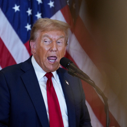 Επιμένει ο Τραμπ ότι οι μετανάστες στο Οχάιο τρώνε σκύλους και γάτες