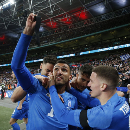 Πώς το «διπλό» της Ελλάδας απέναντι στην Αγγλία μας έφερε πιο κοντά στο Μουντιάλ του 2026 [vid]