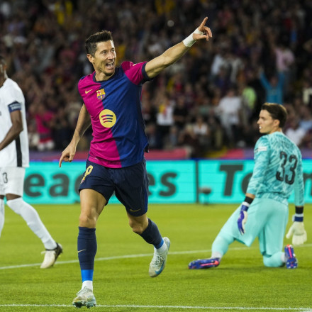 «Καυτός» Λεβαντόφσκι κράτησε την Μπαρτσελόνα στην κορυφή απέναντι στην Αλαβές (3-0)