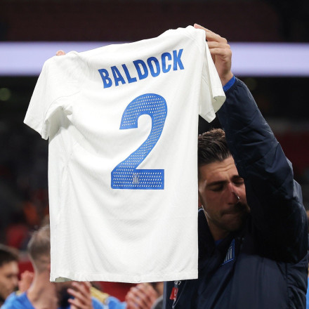 H στοργική αγκαλιά του Νικολαΐδη στον Μπακασέτα μετά το ιστορικό «διπλό» στο Γουέμπλεϊ [vid]