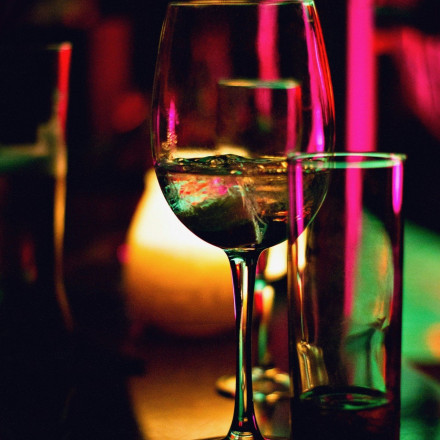 «Aκαδημαϊκά μπαρ»: Η νέα τάση στη νυχτερινή ζωή - Από το αλκοόλ στον... διαλογισμό