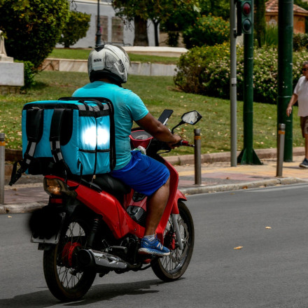 Καύσωνας: Παύση εργασιών μόνο όταν το θερμόμετρο ξεπεράσει τους 40°C ζητούν οι εστιάτορες