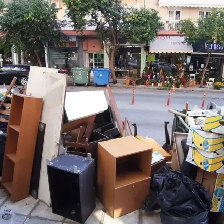 Άδειασε παλιά βιοτεχνία στο... πεζοδρόμιο, από κούκλες μέχρι ράφια - «Καμπάνα» 500 ευρώ από τον Δήμο