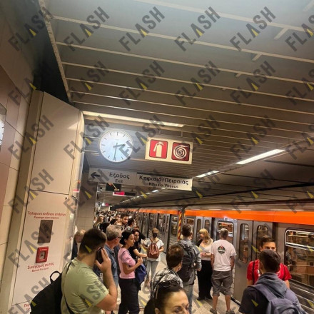 Ακινητοποιημένος συρμός του μετρό στην Αττική - Έβγαζε καπνούς το πρώτο βαγόνι