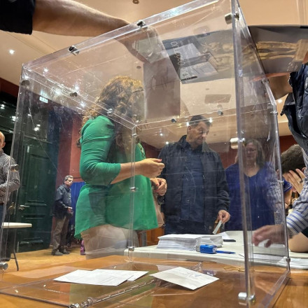 Εκλογές ΠΑΣΟΚ: Από νωρίς στις κάλπες οι ψηφοφόροι - Δεν λείπουν τα προβλήματα από τη διαδικασία
