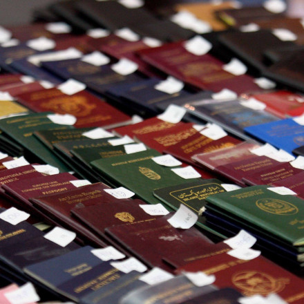 Στα χέρια της ΕΛΑΣ 55χρονος για πλαστογραφία - Είχε εργαστήριο κατασκευής ταξιδιωτικών εγγράφων