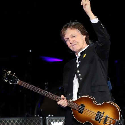 Πολ ΜακΚάρτνεϊ: Συγκινημένος παρέλαβε φανέλα που του χάρισε ο Πελέ το 2019