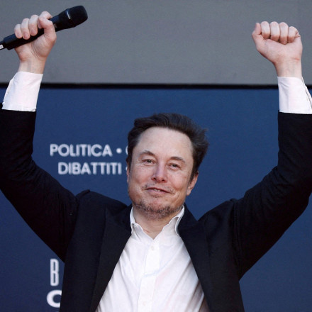 Ο Έλον Μασκ έχασε 15 δισ. δολάρια μετά την παρουσίαση του robotaxi