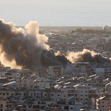 Συγκλονιστικά πλάνα: Φωτογράφος «πιάνει» καρέ καρέ πύραυλο που ισοπεδώνει κτίριο στη Βηρυτό