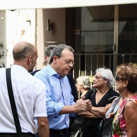 Ο Φάμελλος στην σκεπαστή αγορά της Καλλιθέας – «Τα μεγάλα προβλήματα δεν είναι στα γραφεία κομμάτων»