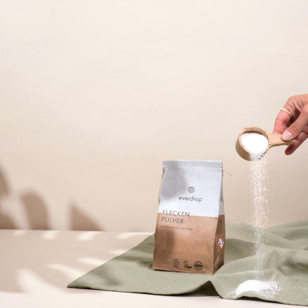 Πώς θα βγάλετε την κιτρινίλα από τα ρούχα με σπιτικά «χημικά» και τέσσερα χρήσιμα tips