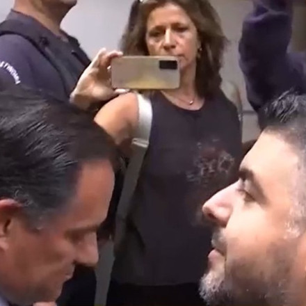 Ένταση έξω από το υπουργείο Υγείας: Γεωργιάδης σε υγειονομικό - «Πες μου πόσα θέλεις»