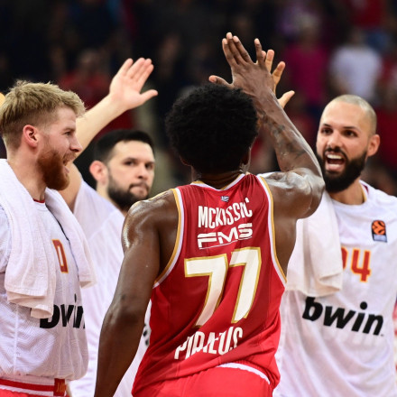 Ολυμπιακός - Αρμάνι Μιλάνο 89-68: ΜακΚίσικ και Βεζένκοφ ισοπέδωσαν τους Ιταλούς [vid]