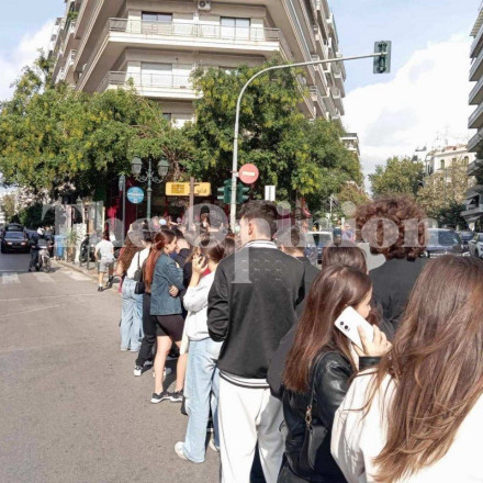 Το αδιαχώρητο σε γνωστό ζαχαροπλαστείο στη Θεσσαλονίκη: Ουρές εκατοντάδων ατόμων για δωρεάν μιλφέιγ