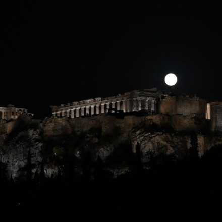 Με το βλέμμα στραμμένο ψηλά: Πότε θα φωτίσει τον νυχτερινό ουρανό η πανσέληνος του Οκτωβρίου