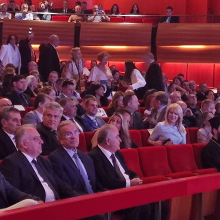 Ο Σαμαράς βραβεύει τον Ολυμπιακό στην εκδήλωση του ΕΕΑ - Παρόντες Καραμανλής και Ανδρουλάκης