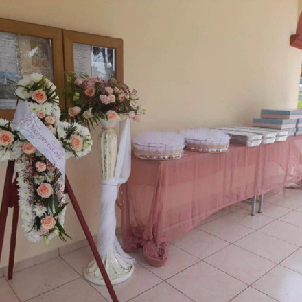 Άρτα: Αγκαλιασμένοι οι γονείς στην κηδεία του βρέφους - Κατέρρευσε ο πατέρας