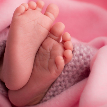 Άρτα: Στο πλευρό του συζύγου της η μητέρα – Το Σάββατο το τελευταίο αντίο στο 5,5 μηνών βρέφος