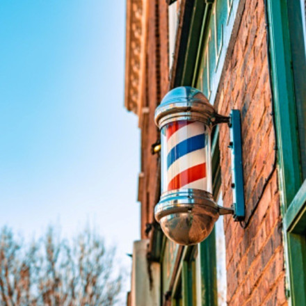 Barber Pole: Τι σημαίνει το σύμβολο που βρίσκεται έξω από όλα τα κουρεία