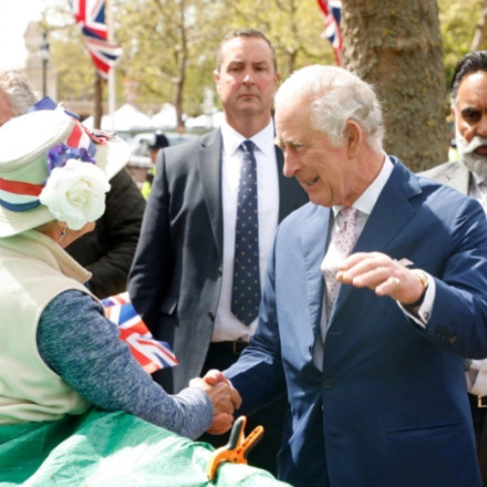 Τελετή στέψης: Κάρολος και Ουίλιαμ βγήκαν στους δρόμους και χαιρέτισαν τα πλήθη [vids]