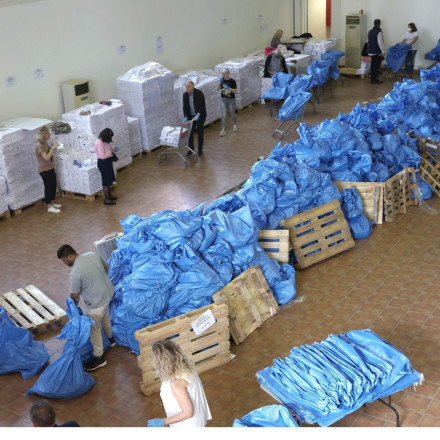 Εκλογές 2023: Πυρετώδεις προετοιμασίες - Διανέμονται παραβάν, κάλπες και ψηφοδέλτια [vid]